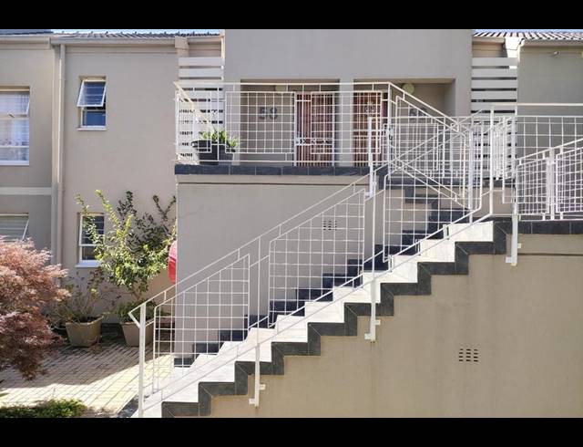 2 BEDROOM TOWNHOUSE FOR SALE IN BEDFORD GARDENS